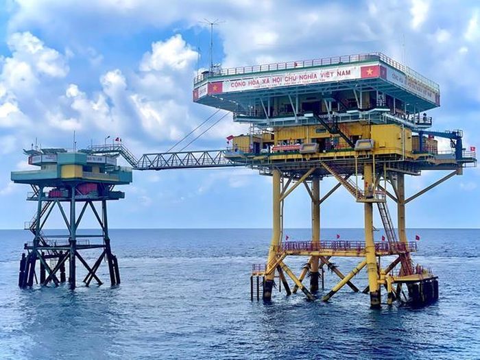 Nhà giàn DK1 – nơi những người lính biển ngày đêm vượt qua khó khăn, thử thách, nêu cao tinh thần trách nhiệm, tận tụy với nhiệm vụ, góp phần bảo vệ vững chắc chủ quyền biển, đảo của Tổ quốc; là minh chứng sinh động cho việc học tập và làm theo tư tưởng, đạo đức, phong cách Hồ Chí Minh.