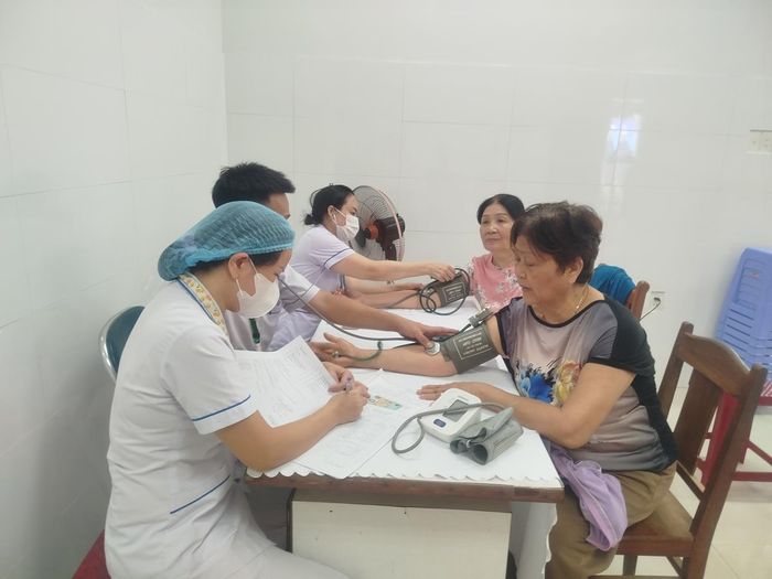 Người dân đến thăm khám sức khỏe miễn phí trong buổi sáng đầu tiên.