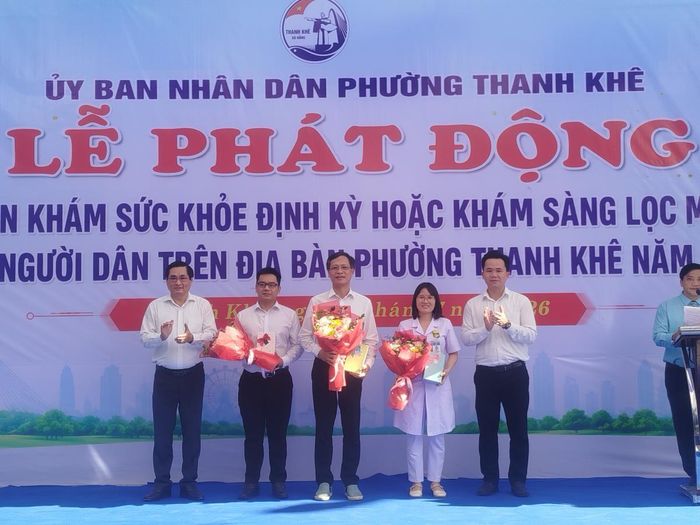 Lãnh đạo phường Thanh Khê tặng hoa các đơn vị đồng hành cùng chương trình.