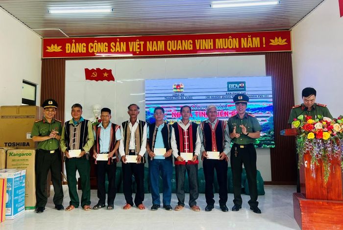 Nhiều suất quà cho già làng, người có uy tín trên địa bàn xã.