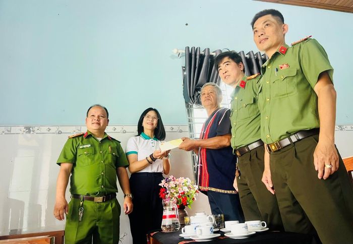 Đoàn còn trực tiếp xuống tận nhà để thăm hỏi, động viên già làng...