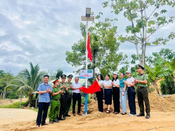 Khánh thành công trình với 30 trụ đèn năng lượng mặt trời ủng hộ xã.