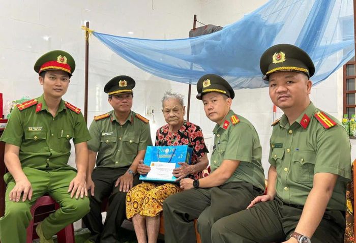 Lực lượng Công an xã Hòa Tiến đã đến thăm hỏi, tặng quà tri ân các Mẹ Việt Nam anh hùng.