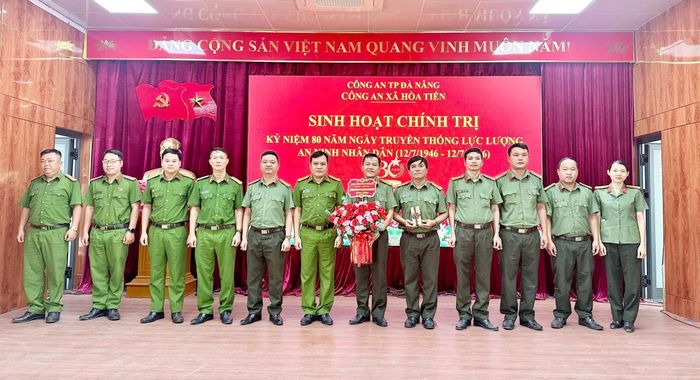 Lãnh đạo Công an xã tặng lẵng hoa tươi thắm động viên lực lượng An ninh Công an xã nhân Ngày truyền thống.
