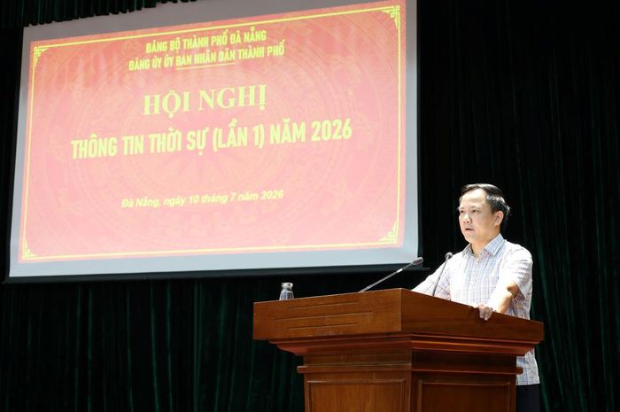 PGS.TS Trần Thọ Quang - Vụ trưởng, Trưởng Cơ quan Thường trực Tạp chí Cộng sản tại miền Trung - Tây Nguyên báo cáo chuyên đề.