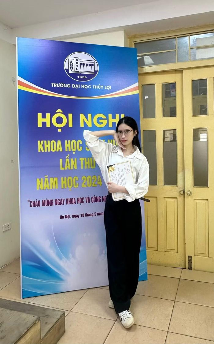 Kiều Trang tham gia hoạt động Nghiên cứu khoa học sinh viên.
