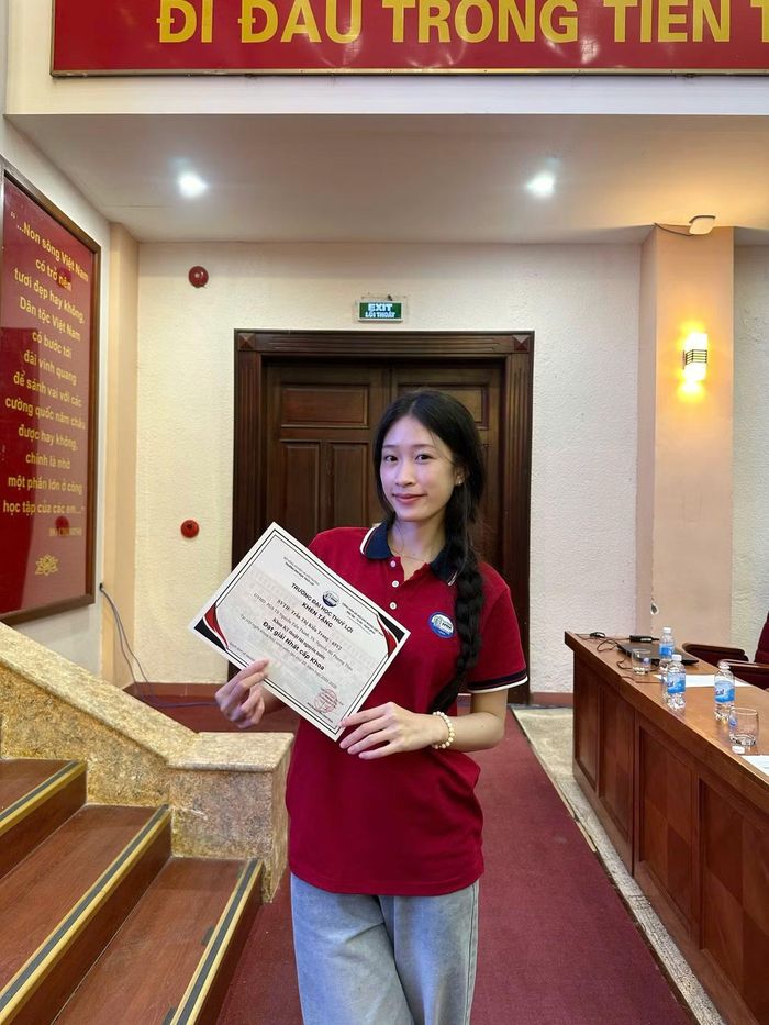 Kiều Trang nhận giải Nhất Nghiên cứu khoa học cấp Khoa, năm học 2025 - 2026.
