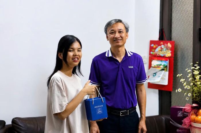 Đại diện nhà trường ĐH Ngoại ngữ (ĐHQG Hà Nội) thăm và động viên nữ sinh.