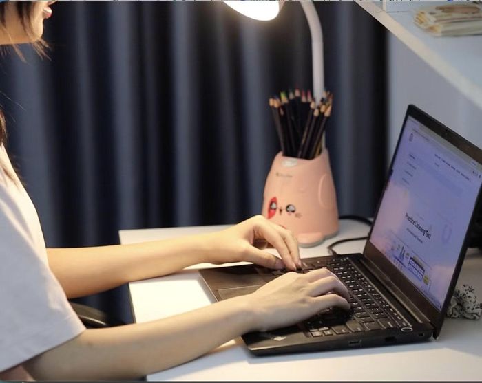 Suốt 12 năm đến trường, thay vì đọc sách bằng mắt, Hiền học bằng chữ nổi Braille, bằng các phần mềm đọc màn hình.