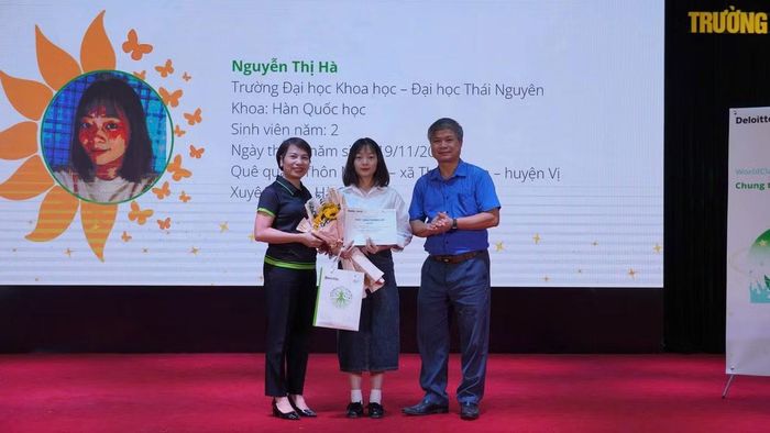 Nguyễn Thị Hà nhận học bổng “Lighting up your Future” mùa 11 năm học 2023 - 2024, một trong những dấu mốc ghi nhận nỗ lực vượt khó trong hành trình đại học.