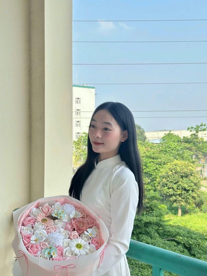 Dù hoàn cảnh khó khăn, Hà luôn xem việc học là con đường duy nhất để thay đổi cuộc sống. Cô lần lượt trúng tuyển vào Trường Phổ thông Dân tộc Nội trú của huyện và Trường Hữu Nghị T78, tiếp tục nuôi dưỡng ước mơ đến lớp học.
