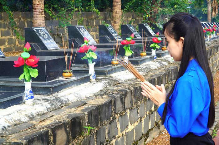  Lực lượng Đoàn thanh niên viếng các phần mộ liệt sĩ 