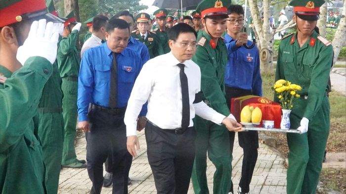  Phó Thủ tướng Nguyễn Văn Thắng đưa các hài cốt liệt sĩ ra khu vực an táng 
