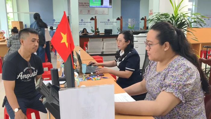  Người dân làm thủ tục hành chính tại Trung tâm Phục vụ hành chính công phường Thủ Dầu Một, sáng 11-7 