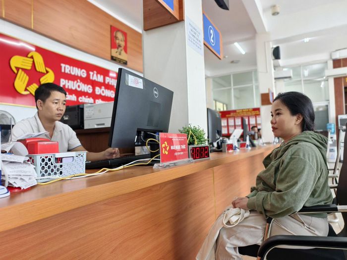  Người dân làm thủ tục hành chính tại Trung tâm Phục vụ hành chính công phường Đông Hưng Thuận 