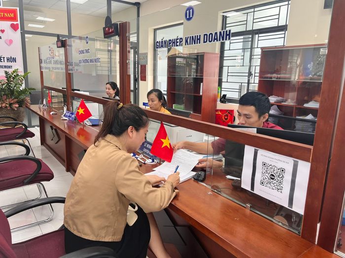  Người dân tới làm thủ tục hành chính công tại phường Bà Rịa 