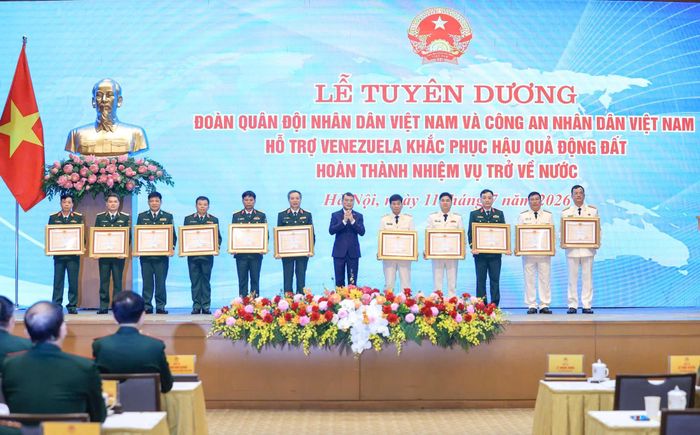  Thủ tướng Lê Minh Hưng trao Huân chương Bảo vệ Tổ quốc cho các tập thể tại lễ tuyên dương, sáng 11-7. Ảnh: VIẾT CHUNG 