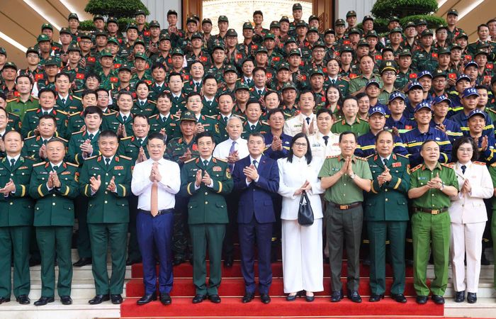  Thủ tướng Lê Minh Hưng và Đại tướng Phan Văn Giang, Phó Thủ tướng, Bộ trưởng Bộ Quốc phòng cùng các đại biểu, cán bộ, chiến sĩ tại lễ tuyên dương, sáng 11-7. Ảnh: VIẾT CHUNG 