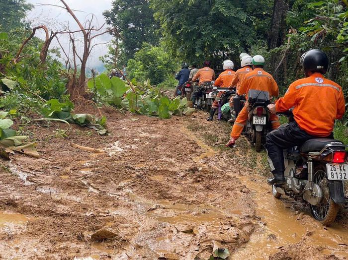  Ngành điện lực tỉnh Sơn La huy động nhân lực tiếp cận các khu vực bị mất điện để khắc phục thiệt hại 