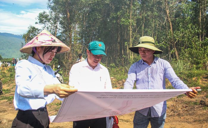  Các lực lượng triển khai phương án dập lửa trong tình huống giả định. Ảnh: XUÂN QUỲNH 