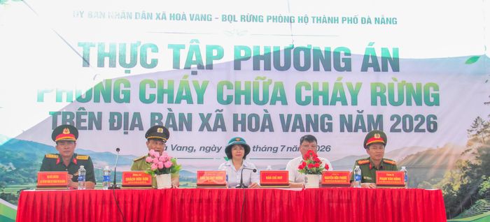  Ban Chỉ đạo theo dõi, điều hành cuộc diễn tập. Ảnh: XUÂN QUỲNH 