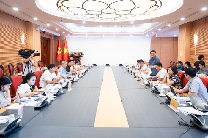  Chủ nhiệm Ủy ban Văn hóa và Xã hội Nguyễn Đắc Vinh chủ trì phiên họp. Ảnh: CẨM HÀ 