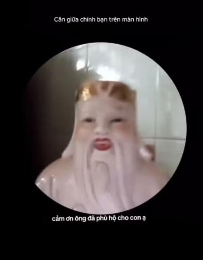 Điều khiến nhiều người ngạc nhiên là hệ thống AI nhận diện khuôn mặt vẫn chấp nhận kết quả xác minh sau vài giây quét, cho phép tài khoản tiếp tục đăng nhập bình thường, từ đó tạo nên hàng loạt bình luận hài hước như "AI cũng chịu thua", "Ông Địa gánh team" hay "công nghệ kết hợp tâm linh", biến đoạn clip trở thành chủ đề được bàn tán sôi nổi trên nhiều nền tảng mạng xã hội.