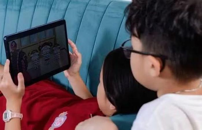 Việc nhiều tựa game di động đồng loạt áp dụng chính sách xác minh độ tuổi và giới hạn thời gian chơi đối với người chưa thành niên đang tạo ra làn sóng tranh luận trên mạng xã hội, khi một bộ phận người dùng ủng hộ vì cho rằng đây là giải pháp giúp trẻ cân bằng giữa học tập và giải trí, trong khi không ít game thủ nhí lại tìm mọi cách để tiếp tục "cày game" như trước.