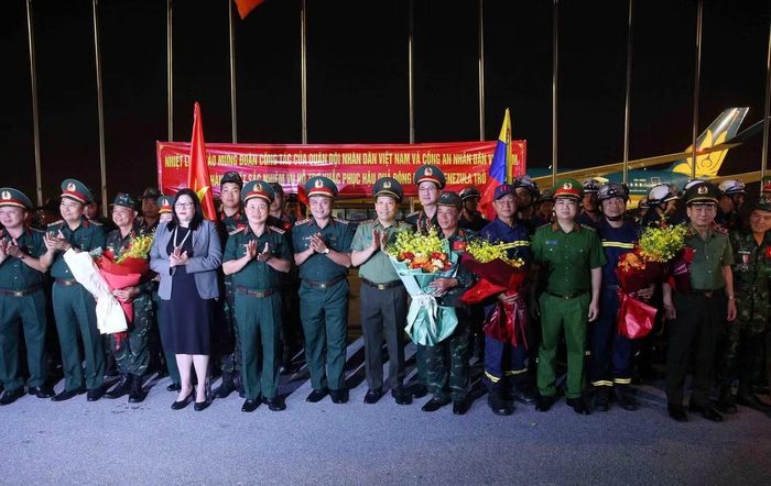 Lãnh đạo Bộ Quốc phòng, Bộ Công an tặng hoa lực lượng cứu hộ, cứu nạn tại sân bay Nội Bài