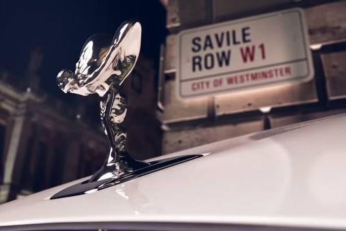 Savile Row từ lâu được xem là cái nôi của nghệ thuật may đo thủ công tại Anh. Đây cũng là nơi khái niệm "Bespoke" ra đời, chỉ những sản phẩm được chế tác theo yêu cầu riêng của từng khách hàng. Rolls-Royce cho biết triết lý này cũng là nền tảng trong chương trình cá nhân hóa của hãng.