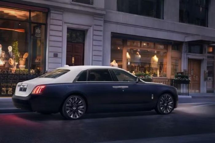 Theo Rolls-Royce, Ghost Savile Row được hình thành từ ý tưởng biến một chiếc xe thành "bộ suit đặt may" dành riêng cho chủ sở hữu. Toàn bộ thiết kế phản ánh ngôn ngữ của những bộ vest Bespoke truyền thống, từ cách phối màu ngoại thất đến các chi tiết hoàn thiện bên trong khoang lái.