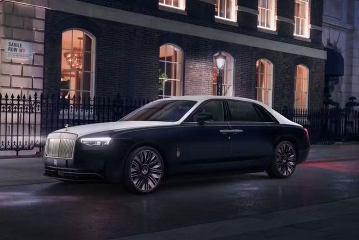Mẫu sedan siêu sang Rolls-Royce Ghost Savile Row mới này được lấy cảm hứng từ nghệ thuật may đo thủ công trên phố Savile Row (London, Anh), kết hợp các chi tiết thiết kế mang phong cách thời trang cao cấp với những kỹ thuật chế tác đặc trưng của thương hiệu.