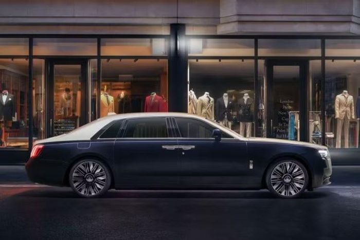 Theo Rolls-Royce, đây là tác phẩm thêu khung đơn phức tạp nhất từng được hãng thực hiện. Quá trình chế tác kéo dài khoảng 9 giờ, sử dụng 250.000 mũi thêu với gần 1.830 m chỉ và bảy màu khác nhau. Kiểu thêu cũng được phát triển riêng cho dự án này nhằm tạo hiệu ứng giống bề mặt vải dệt.