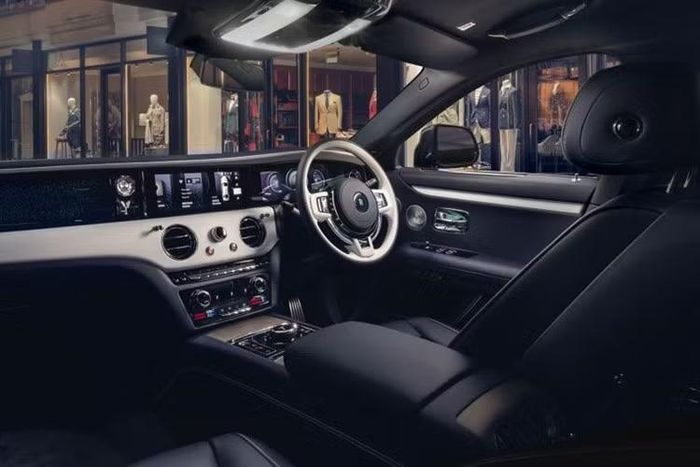 Chiếc Rolls-Royce Ghost Savile Row 2026 độc bản này sở hữu ngoại thất phối hai tông màu Midnight Sapphire và English White, gợi liên tưởng đến sự kết hợp giữa bộ vest xanh navy cùng áo sơ mi trắng - phong cách được xem là biểu tượng của thời trang nam cổ điển Anh.