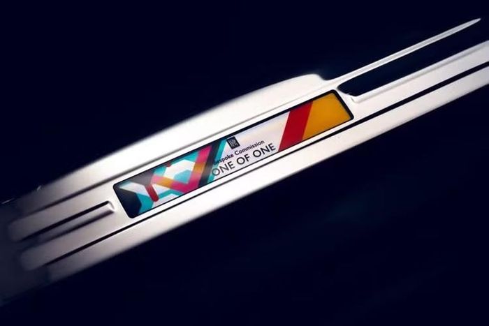 Mối liên hệ giữa Rolls-Royce và Savile Row đã có từ những ngày đầu thương hiệu thành lập. Năm 1905, hãng mở showroom đầu tiên trên phố Conduit Street, thuộc khu Mayfair (London), chỉ cách Savile Row một quãng ngắn.