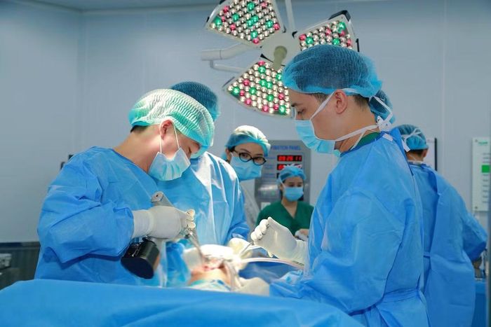 Ê-kíp phẫu thuật cho bệnh nhân -Ảnh BVCC