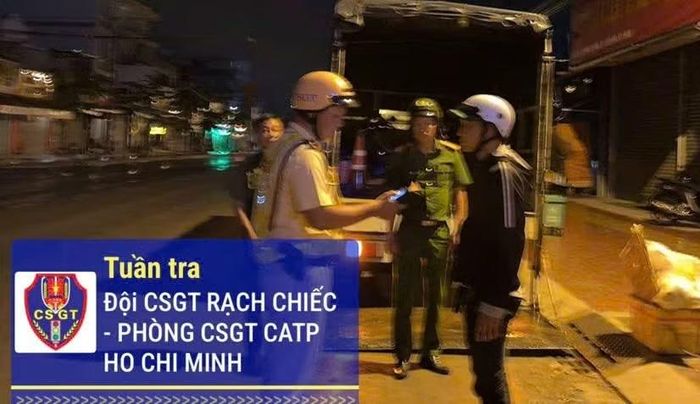 CSGT Đội Rạch Chiếc phối hợp Công an phường Long Trường suốt đêm xử lý vi phạm trên đường Lò Lu.