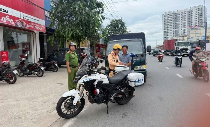 CSGT xử lý vi phạm trên tuyến ĐT743