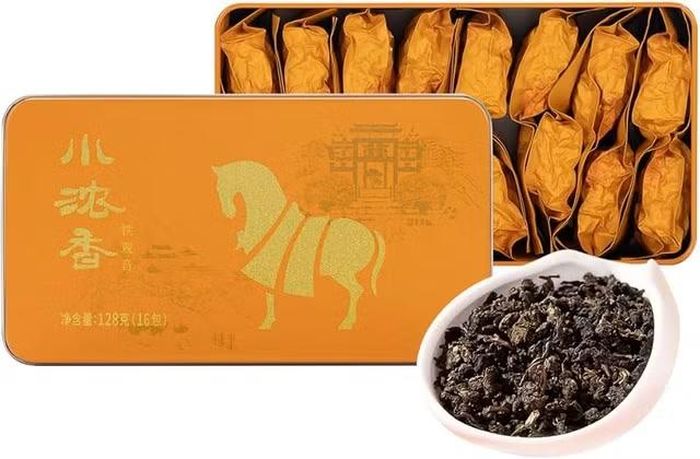 Những doanh nghiệp dẫn đầu cũng đang chạy đua bằng chính trải nghiệm thay vì chỉ cạnh tranh chất lượng lá trà. Bát Mã Trà Nghiệp xây dựng hơn 3.700 cửa hàng theo mô hình không gian giao tế thương vụ, bán cả nghi thức thưởng trà và hình ảnh đẳng cấp bên cạnh sản phẩm. Trong khi đó, Tiểu Quán Trà đầu tư nhà máy thông minh, mở nguồn hàng trăm bằng sáng chế và minh bạch hóa toàn bộ chuỗi cung ứng nhằm gia tăng niềm tin của người tiêu dùng. Với họ, trải nghiệm không chỉ diễn ra trong cửa hàng mà còn kéo dài từ quy trình sản xuất đến cách khách hàng cảm nhận thương hiệu.
