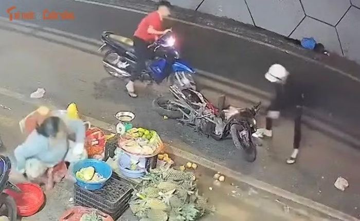 Không "xử" được người cần tìm, nhóm đối tượng dùng mã tấu chặt, đập phá chiếc xe máy nằm dưới lòng đường rồi nhanh chóng lên xe rời khỏi hiện trường