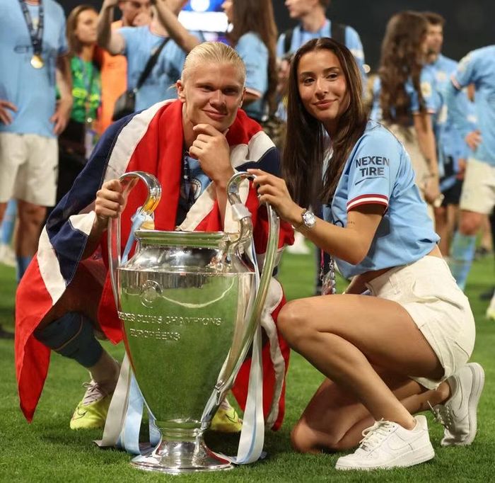 Isabel có mặt trong nhiều cột mốc đáng nhớ của Haaland cùng Man City. Dù vậy, cô vẫn giữ ranh giới rõ ràng giữa danh tiếng và đời sống riêng tư. Ảnh: Richard Pelham/The Sun.