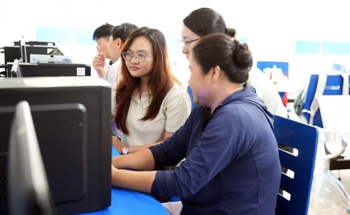 Đội ngũ tư vấn tuyển sinh của Trường Đại học Thủ Dầu Một hỗ trợ thí sinh trong giai đoạn thực hành đăng ký nguyện vọng xét tuyển năm 2026. Ảnh: TDMU.