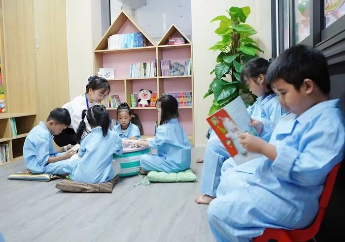 Không gian đọc sách dành cho bệnh nhi được bố trí thân thiện, tạo môi trường vui tươi, khuyến khích thói quen đọc sách.