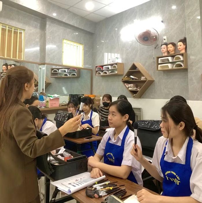 Giờ thực hành của học viên ngành Chăm sóc sắc đẹp, Trường Trung cấp Ý Việt.