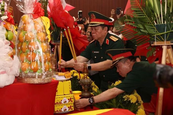 Đại tướng Nguyễn Trọng Nghĩa, Ủy viên Bộ Chính trị, Bí thư Trung ương Đảng, Chủ nhiệm Tổng cục Chính trị dâng hương tại Công viên Lê Thị Riêng.
