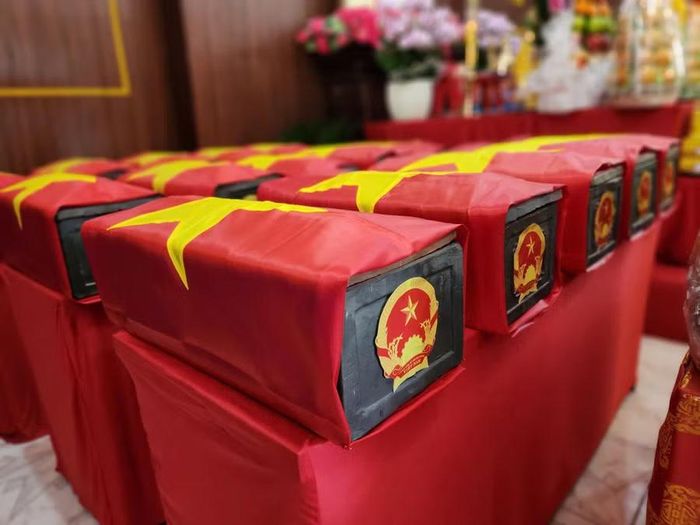 Hài cốt riêng lẻ được đặt vào quách riêng trước khi để tại nhà tưởng niệm.