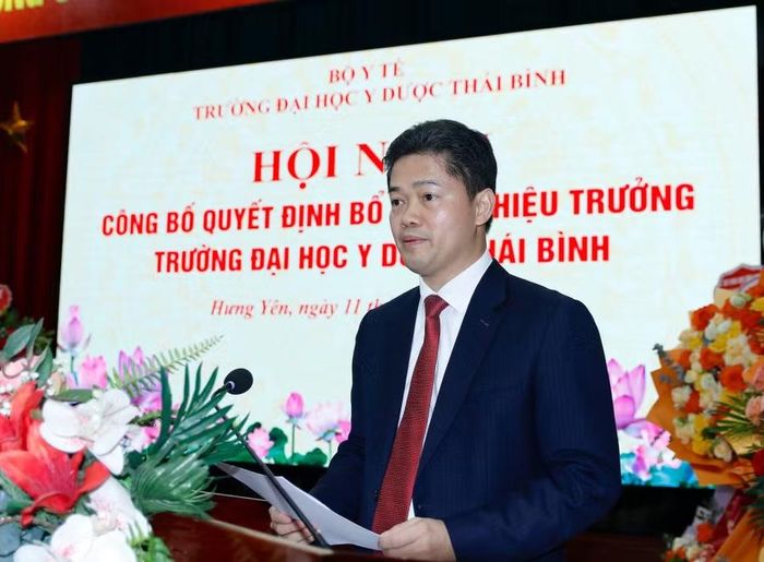 Thứ trưởng Thường trực Bộ Y tế Vũ Mạnh Hà phát biểu giao nhiệm vụ. Ảnh: Đinh Chiến