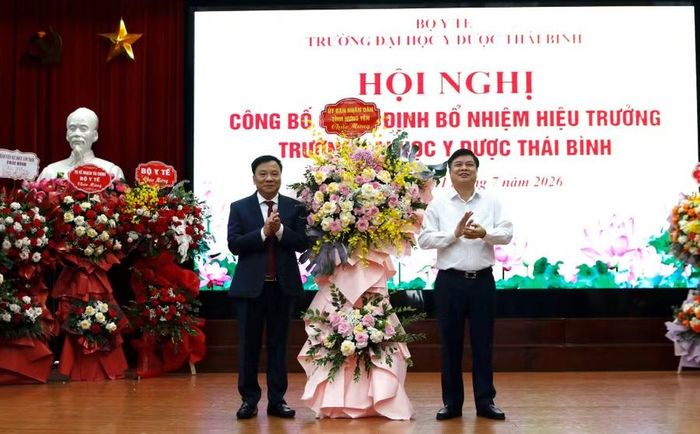 Phó chủ tịch UBND tỉnh Hưng Yên tặng hoa chúc mừng Hiệu trưởng Trường Đại Y Dược Thái Bình PGS.TS Nguyễn Duy Cường. Ảnh: Đinh Chiến