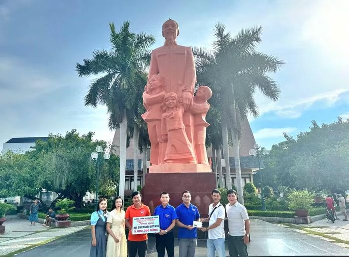 Trao bảng tượng trưng tặng quà cho học sinh nghèo vượt khó.