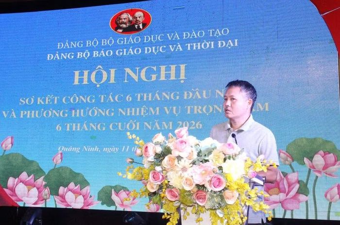 Nhà báo Nguyễn Đức Tuân - Đảng ủy, Phó Tổng biên tập chia sẻ tại hội nghị về một số nội dung liên quan đến công tác chuyên môn.